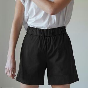 Everlane The Easy Short in black- flattering!